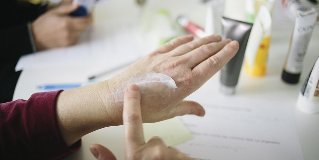 подмлађивање коже руку у кућним условима