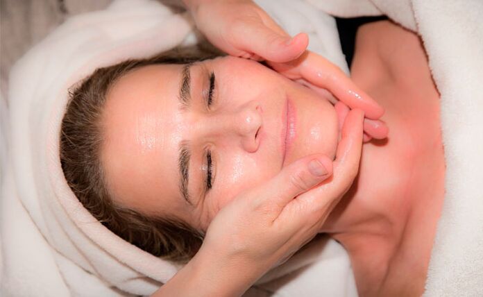 Подмлађујућа масажа лица козметичким уљем